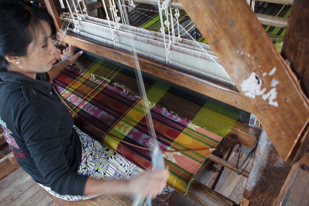 47-The weaving process, the pattern in created by using threads with different colors.jpg